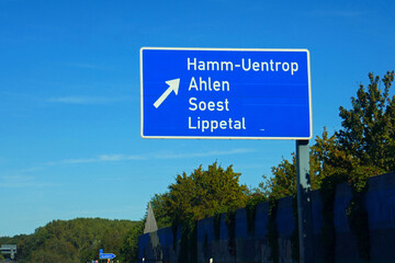 Autobahnschild Abfahrt Hamm-Uentrop Ahlen Soest Lippetal