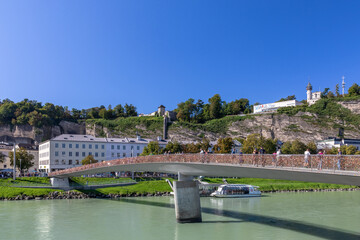 Touristen auf dem Marko Feingold Steg in Salzburg, Österreich