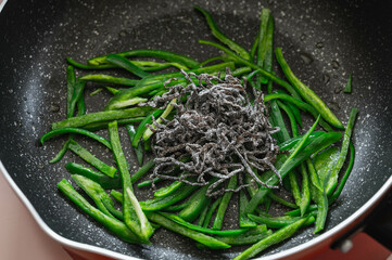 塩昆布とピーマンを炒める