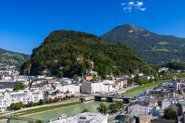 Blick auf den Kapuzinerberg vom Mönchsberg in Salzburg, Österreich