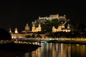 Fototapeta na wymiar Blick auf Salzburg, Österreich bei Nacht