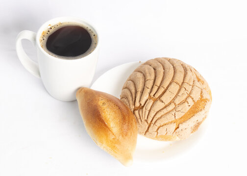 Desayuno mexicano pan dulce y caf&eacute;