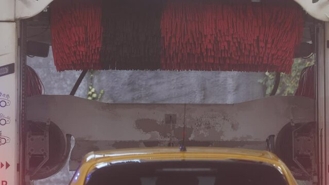 Cleaning a car in an automatic car wash tunnel