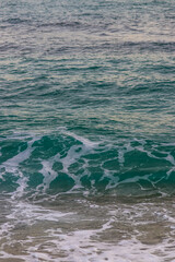 Una ola en la orilla del mar color turquesa