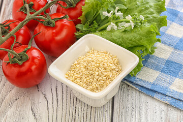 Raw sesame seeds in the bowl