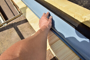 Dachsparren wurden zum Schutz vor Feuchtigkeit mit einer Kunststoff-Unterspannbahn abgedeckt