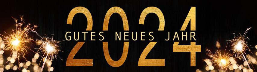 Frohes neues Jahr 2024 Silvester Neujahr Feiertag Grußkarte Banner - Goldenes Feuerwerk und Wunderkerzen, Hintergrund Himmel schwarz.
