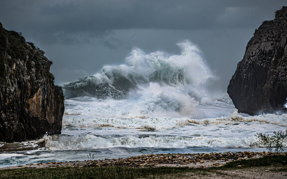 Cuevas del Mar, Llanes, Asturias, Marejada