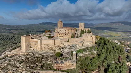 Papier Peint photo Lavable Cerro Torre vista aérea con dron de la fortaleza de la mota en Alcalá la Real, Andalucía 