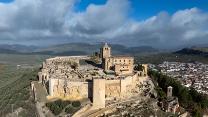 Papier Peint photo autocollant Cerro Torre vista aérea con dron de la fortaleza de la mota en Alcalá la Real, Andalucía 