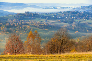 Fototapeta na wymiar Krajobraz górski i mglisty wschód słońca, jesienny poranek, Beskidy