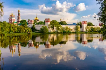 Zelfklevend Fotobehang Novodevichy Convent (New maiden's monastery) reflected in pond, Moscow, Russia © Mistervlad