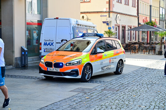 Deutscher Notarzt, bzw. Rettungswagen als BMW F45, BMW 2er Active Tourer mit Blaulicht in Schweinfurt, Franken, Bayern, Deutschland, 22.09.2023	
