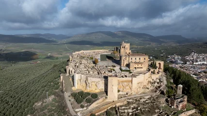 Papier Peint photo autocollant Cerro Torre vista aérea con dron de la fortaleza de la mota en Alcalá la Real, Andalucía 