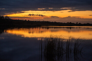 Fototapeta na wymiar sunset over the lake.tranquil landscape