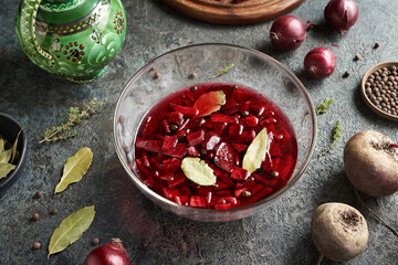 Preparation of fermented beet kvass in a glass bowl