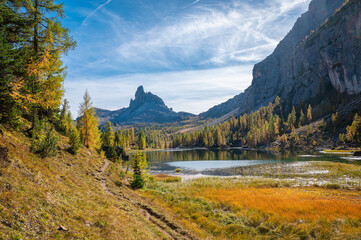 Fototapeta na wymiar Soothing autumn landscape of a lake in the Italian Dolomites