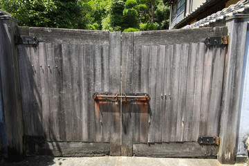 古い家屋の観音開きの門