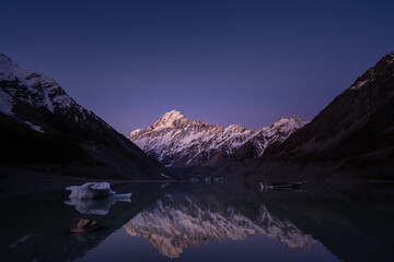 Obraz premium View of Hooker lake in front and Mt.Cook, the highest peak of New Zealand, in the background, during the sunset.