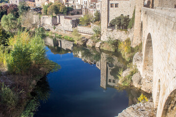 Fototapeta na wymiar reflet du village de Besalù dans la rivière