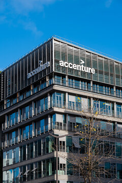 Paris, France - 15 novembre 2023: Façade du siège social français d'Accenture. Accenture est une entreprise mondiale de conseil aux entreprises présente dans 120 pays