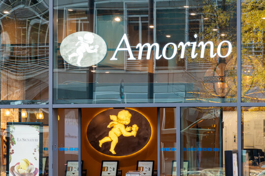 Paris, France - 15 novembre 2023: Enseigne et logo d'un magasin Amorino. Amorino est une marque française de glaces italiennes et artisanales, distribuées par des boutiques franchisées
