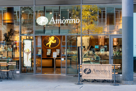Paris, France - 15 novembre 2023: Vue ext&eacute;rieure d'un magasin Amorino. Amorino est une marque fran&ccedil;aise de glaces italiennes et artisanales, distribu&eacute;es par des boutiques franchis&eacute;es