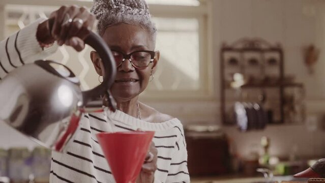 Mulher idosa desfruantando de um delicioso cafe fresco pela manha. Cinematico 4k.