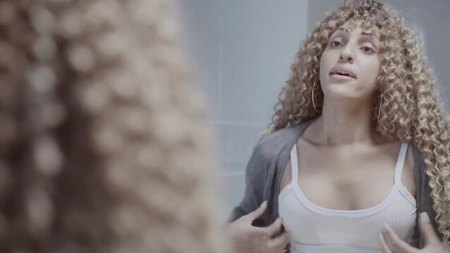 Kokrakli sargish Boy rus ayol bilan jinsiy aloqa