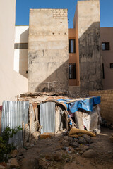 Une cabane devant un chantier de construction dans un quartier de la ville de Dakar au S&eacute;n&eacute;gal en Afrique occidentale