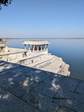 Vertical shot of an old pavilion overlooking the Rajsamand Lake in India