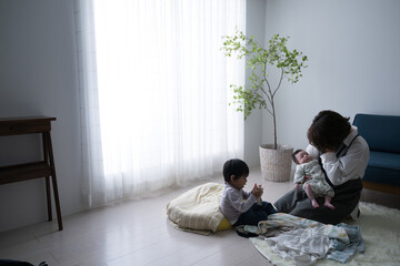 育児で頭を抱え悩むママ　産後鬱やストレスのイメージ　子育てでワンオペは大変　全身 © kapinon