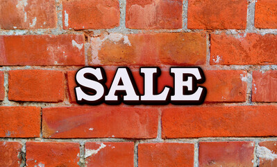 Obraz premium ビンテージなレンガの背景に、SALEのロゴがある広告の素材