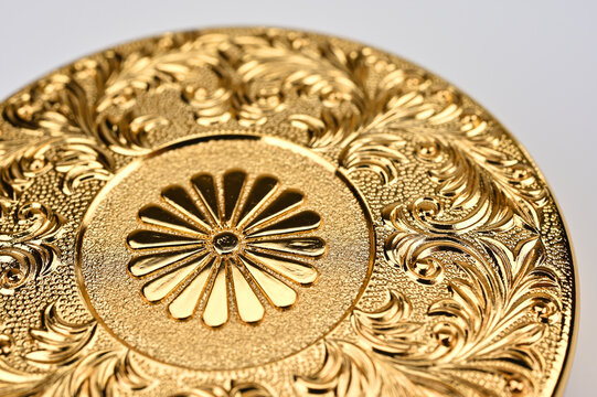 丸い金の菊花紋章