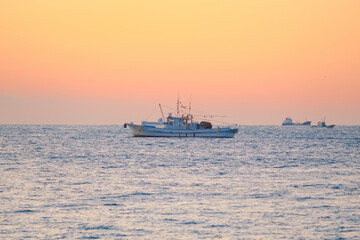 [愛知県]田原市の日出の石門周辺の漁船群