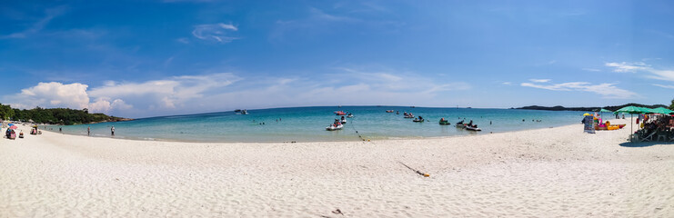 Fototapeta na wymiar Sea view with cloudy blue sky in peaceful day, island in Thailand
