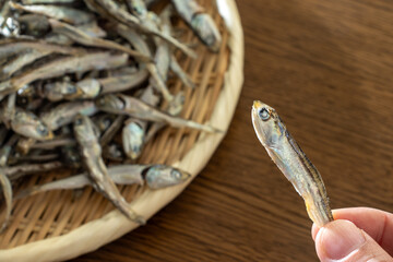 指でつまんだ煮干し
