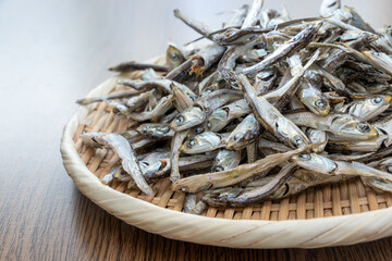 竹ザルに山盛りの煮干し