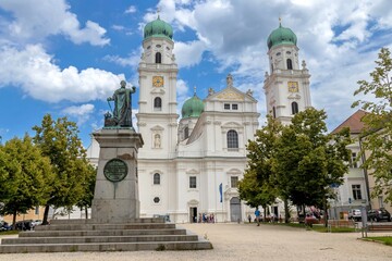 Fototapeta na wymiar St. Stephan's Cathedral and Monument to King Maximilian I Joseph of Bavaria, Passau, Germany
