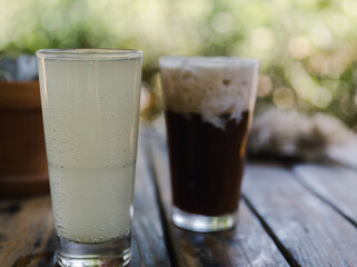 glass of lemonade and Thai tea 