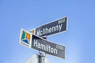 Fototapeta premium street name Mcllhenny and Hamilton in Midtown Houston