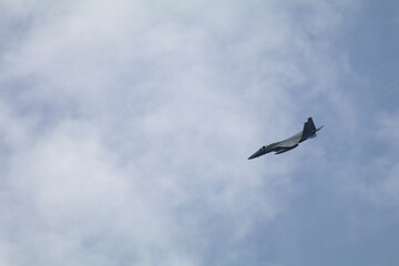 飛行する戦闘機