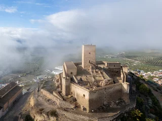Papier Peint photo Cerro Torre el hermoso castillo de Alcaudete rodeado por un banco de niebla, Andalucía 