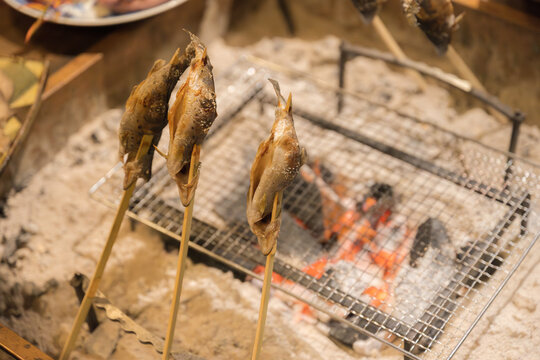 日本の田舎の旅 囲炉裏で魚を焼くところ　クローズアップ コピースペースあり