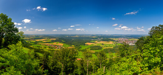 Panoramablick über die nördliche Schwäbische Alb mit der Stadt Schwäbisch Gmünd, Feldern, Wäldern und Hügeln bei klarem, fast wolkenlosem Himmel und schönem Sommerwetter