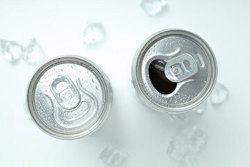 Obraz premium Tin cans for drinks with ice cubes