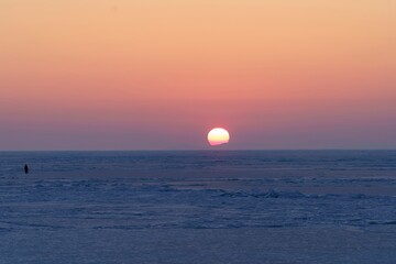 Frozen Amur Bay at sunset. Vladivostok, Russia - obrazy, fototapety, plakaty