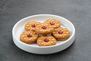 Sandwich cookies with strawberry cream
