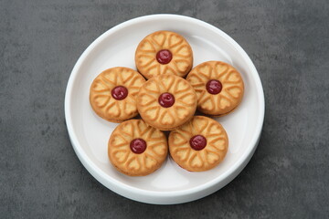 Sandwich cookies with strawberry cream
