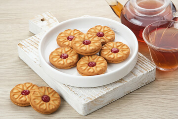 Sandwich cookies with strawberry cream
